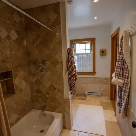 *walk To Plaza* Artful, Authentic Style Holiday home *