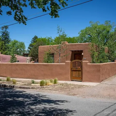 *walk To Plaza* Artful, Authentic Style Holiday home