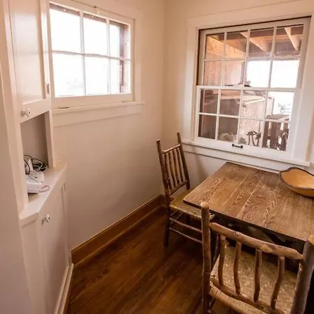 Holiday home *walk To Plaza* Artful, Authentic Style *