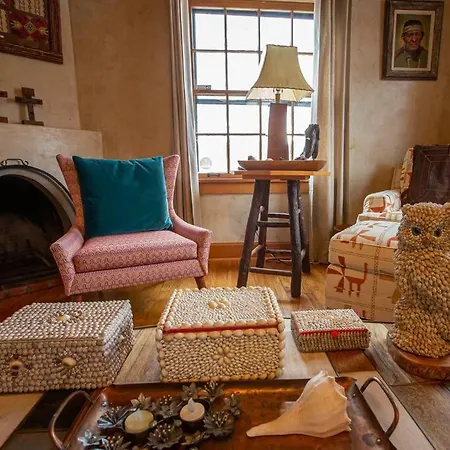 Holiday home *walk To Plaza* Artful, Authentic Style *