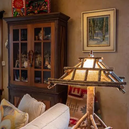 *walk To Plaza* Artful, Authentic Style Holiday home
