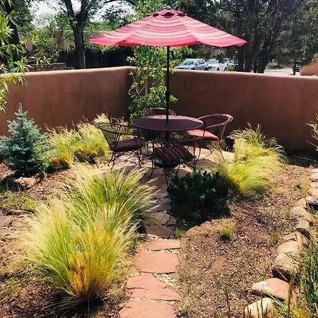 *walk To Plaza* Artful, Authentic Style Holiday home
