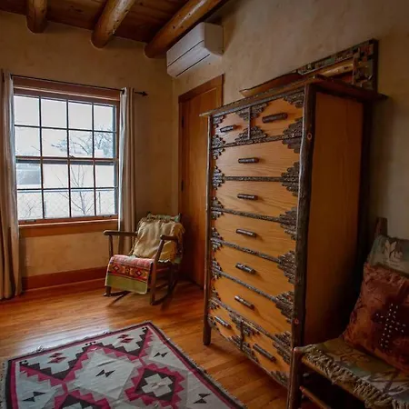 *walk To Plaza* Artful, Authentic Style Holiday home